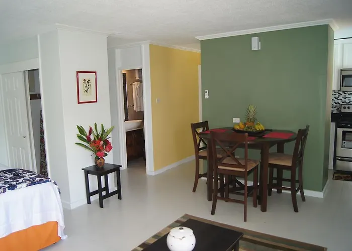 Alva Mae Apartment *
